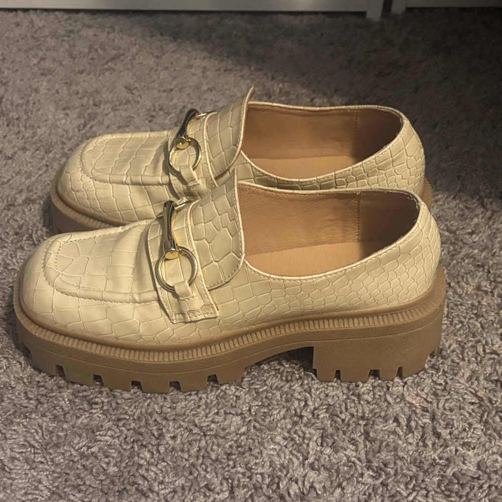Urban Outfitters Cream Croc-Embossed Loafers with Gold Detail - Picture 2 of 6